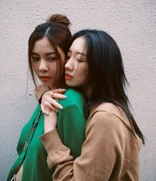 并且孟美岐和宋妍霏的美甲也是经过精心挑选的,互为对方外套的颜色,这