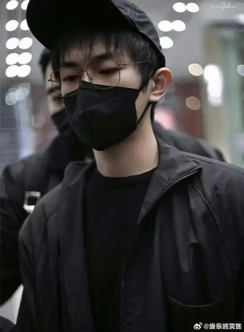 易烊千玺式戴帽子