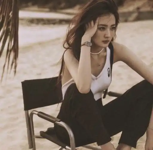 徐璐晒海边性感大片泳装后背只挂两根细绳牛奶肌白到发光