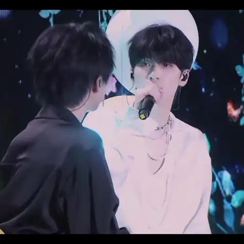 01最近马嘉祺表弟刘耀文放寒假了来找他玩,两人把周边景点逛了个遍