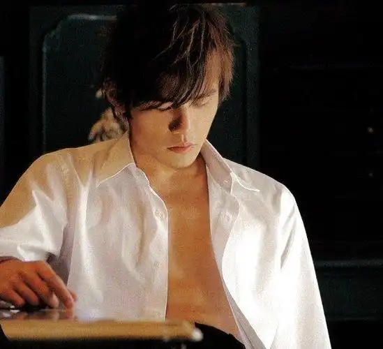 周杰伦 早期随专辑附赠的写真__财经头条