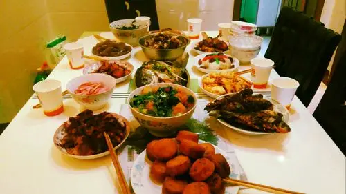 丰盛的晚餐给大家庭相聚带来了温馨和快乐!