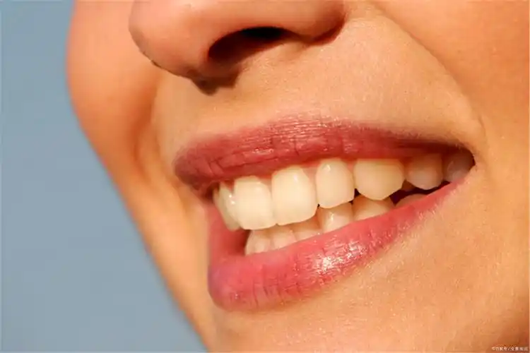 很多人都没有掌握正确的护齿习惯,往往还会造成适得其反的效果,使牙齿