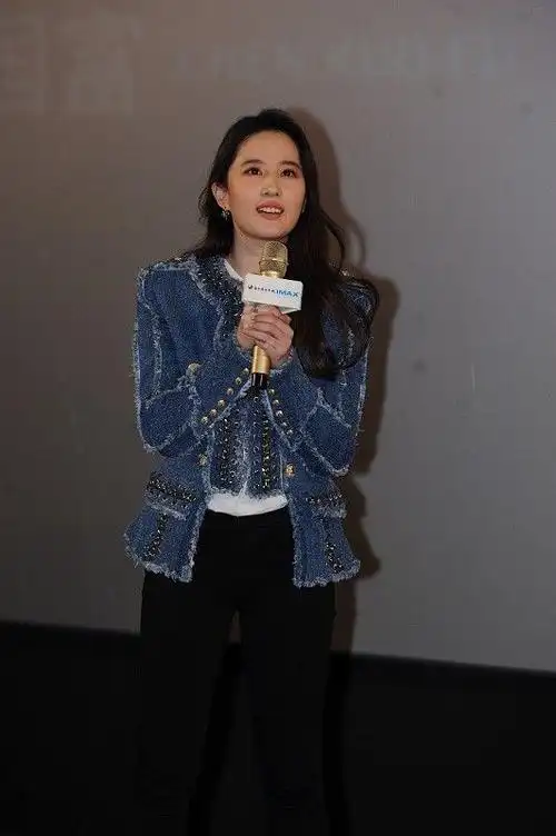 刘亦菲把牛仔服玩出花个性牛仔外套好吸睛生图都很仙气