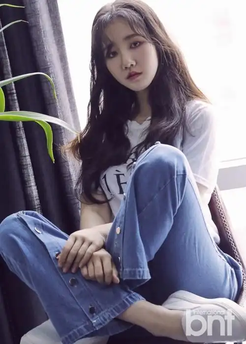 韩女星陈智熙拍写真 梦幻氛围演绎成熟魅力