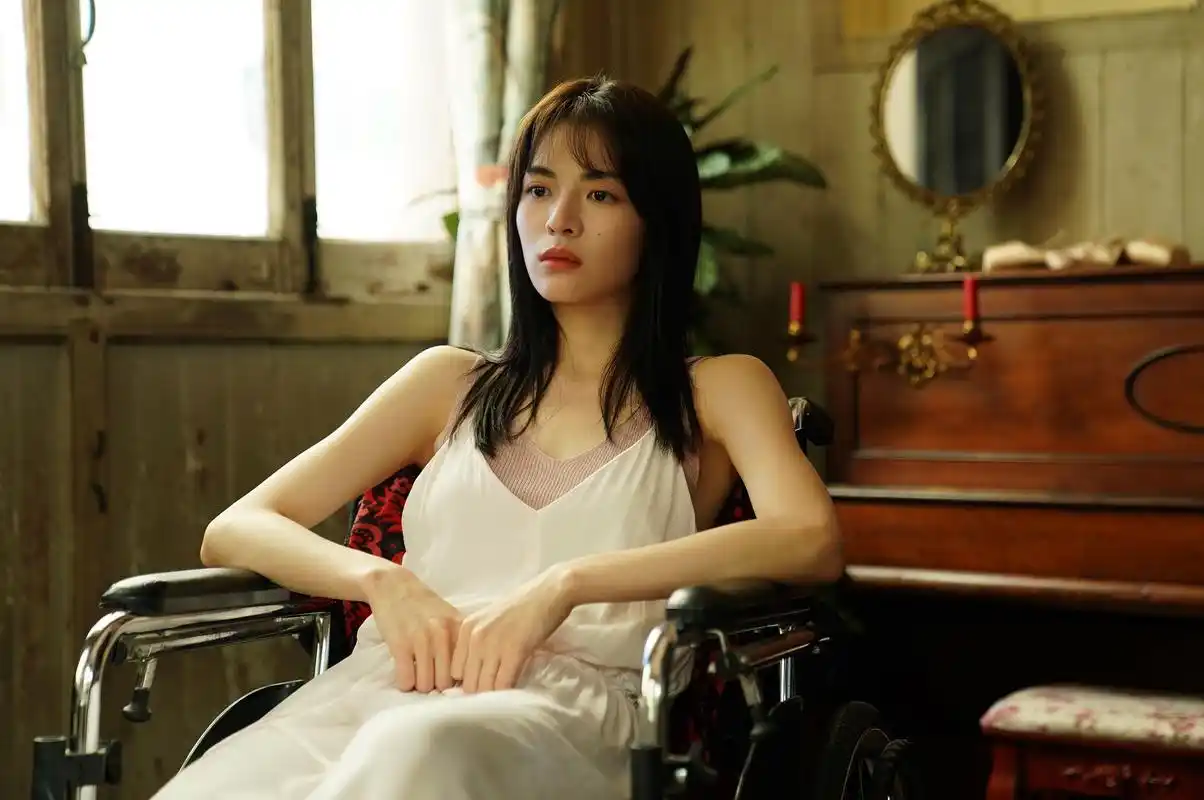 从娇艳玫瑰到凋零花朵荞麦疯长里钟楚曦像一团炙热的火焰