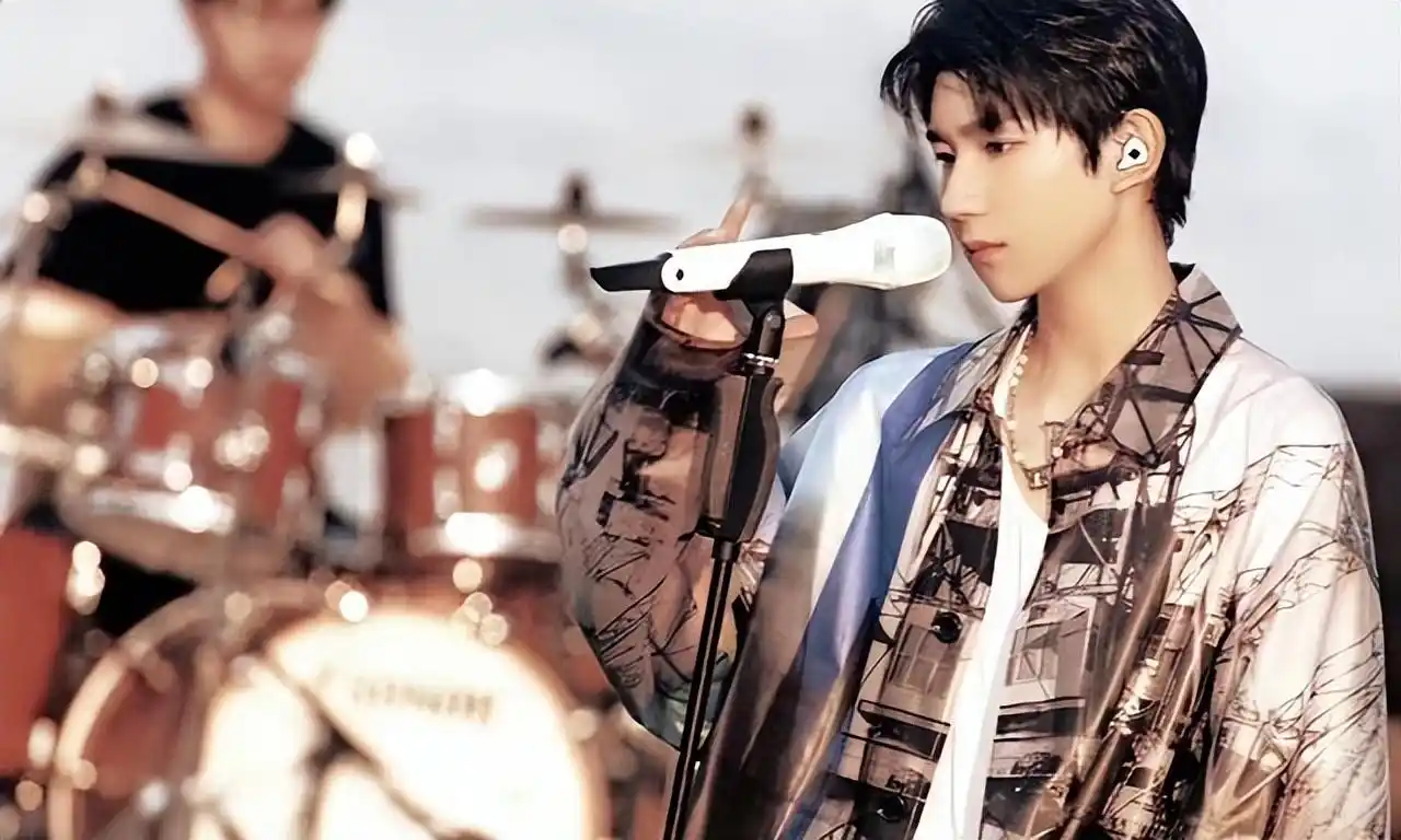 王源橘色天际线海边舞台:连唱6首歌,为了弥补2021年夏天的遗憾