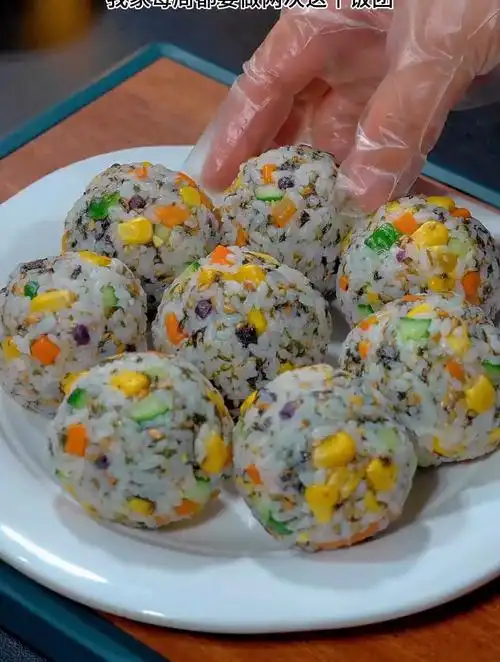 家里小孩不爱吃饭不爱吃菜的,可以试试这个海苔饭团