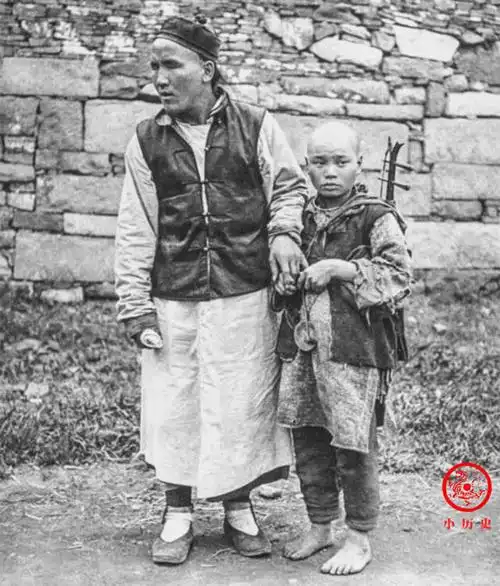 晚清人物老照片:出身富贵之家的女子,卖艺乞讨的盲人