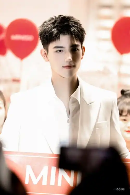 名创优品全球品牌代言人陈飞宇##张子枫陈飞宇活动同框