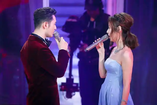 林心如与黄晓明合体录制卫视春晚,两人时隔20年后再合体cp感满满