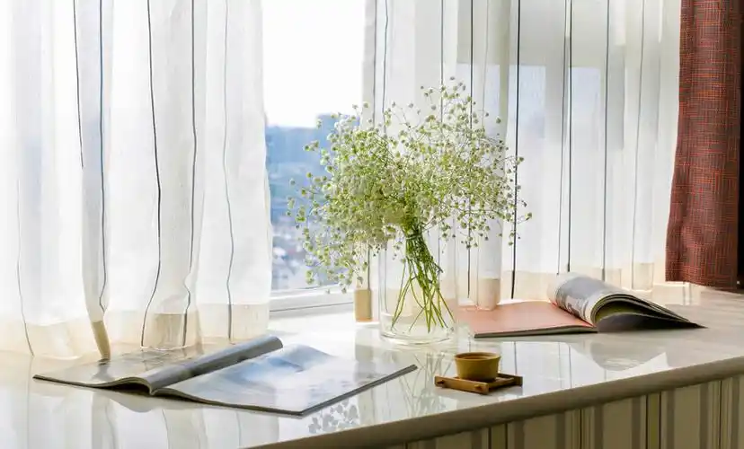 阳光透过窗户进入房间  暖意尤存