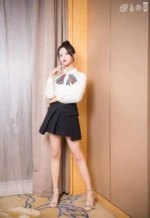 原创杨超越越来越时尚上围时尚美腿肤白细长裸足高跟诱人