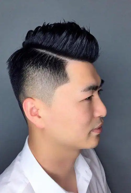 男生剃社会短发诠释潮流度 个性帅酷的男生短发打造