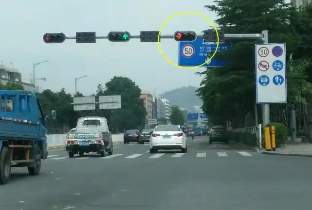 右转闯红灯拍不出三张吗答案是否定的