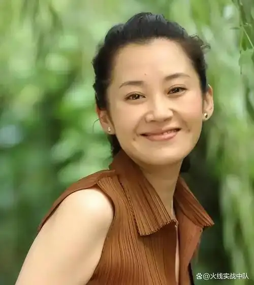 54岁许晴活动生图流出!皮肤白皙满脸皱纹似大妈,微笑时褶皱明显