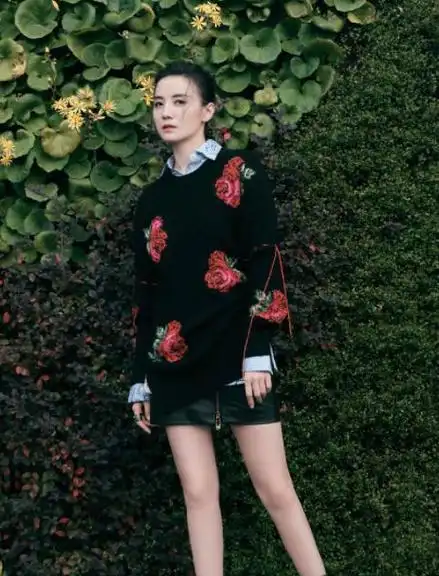 宋佳穿衣真胆大蕾丝衬衫配白色紧身裤秀出细腰长腿超好看