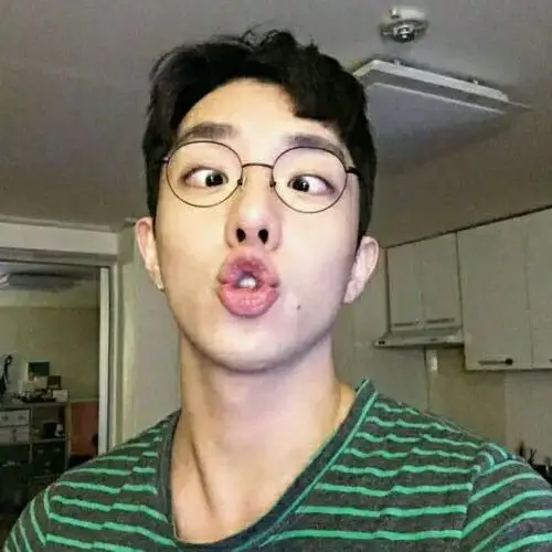 噘嘴斗鸡眼逗比_重口味男生头像图片_扣扣居