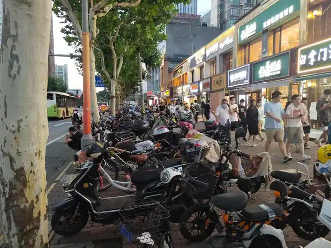 【10图】静安区康定路十字路口全天客流!左右两边都是医院人流量巨大!