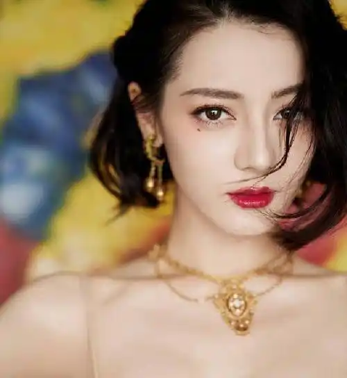 迪丽热巴新写真,造型胖到不敢认,网友:造型师是咋认为好看的?