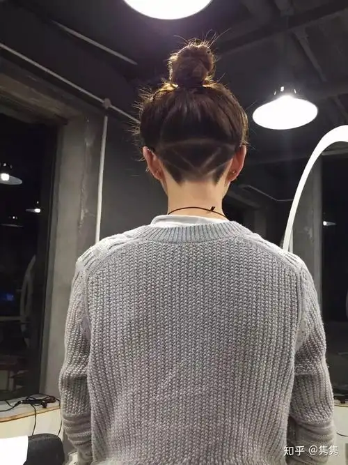 你们觉得女生把脑袋后面的头发剃了怎么样?