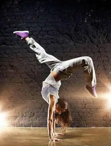 学跳街舞要先学什么基本动作