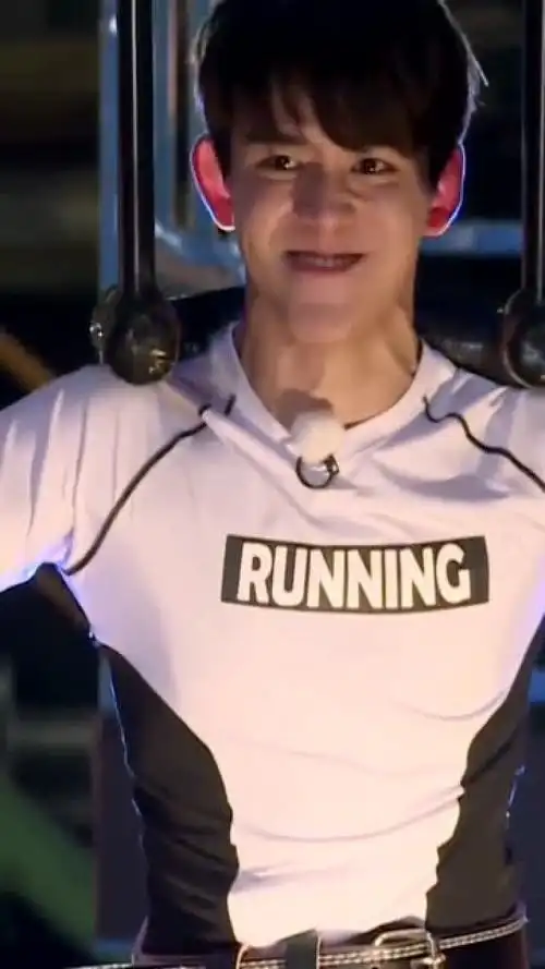 硬核少年黄旭熙真正男子汉胸肌腹肌肱二头肌都凸显了出来