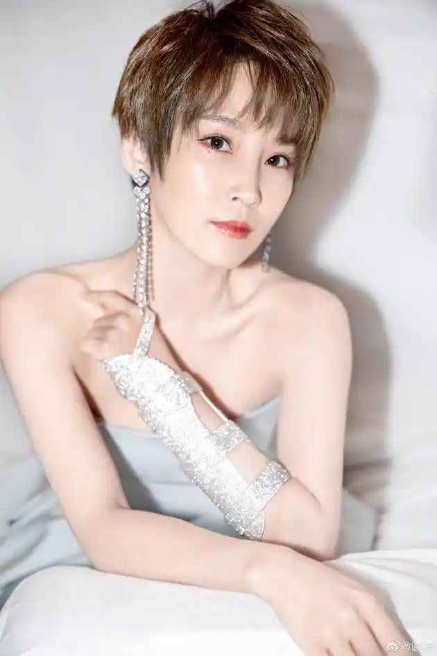 谢楠晒吴所谓背影照手臂肌肉惊人