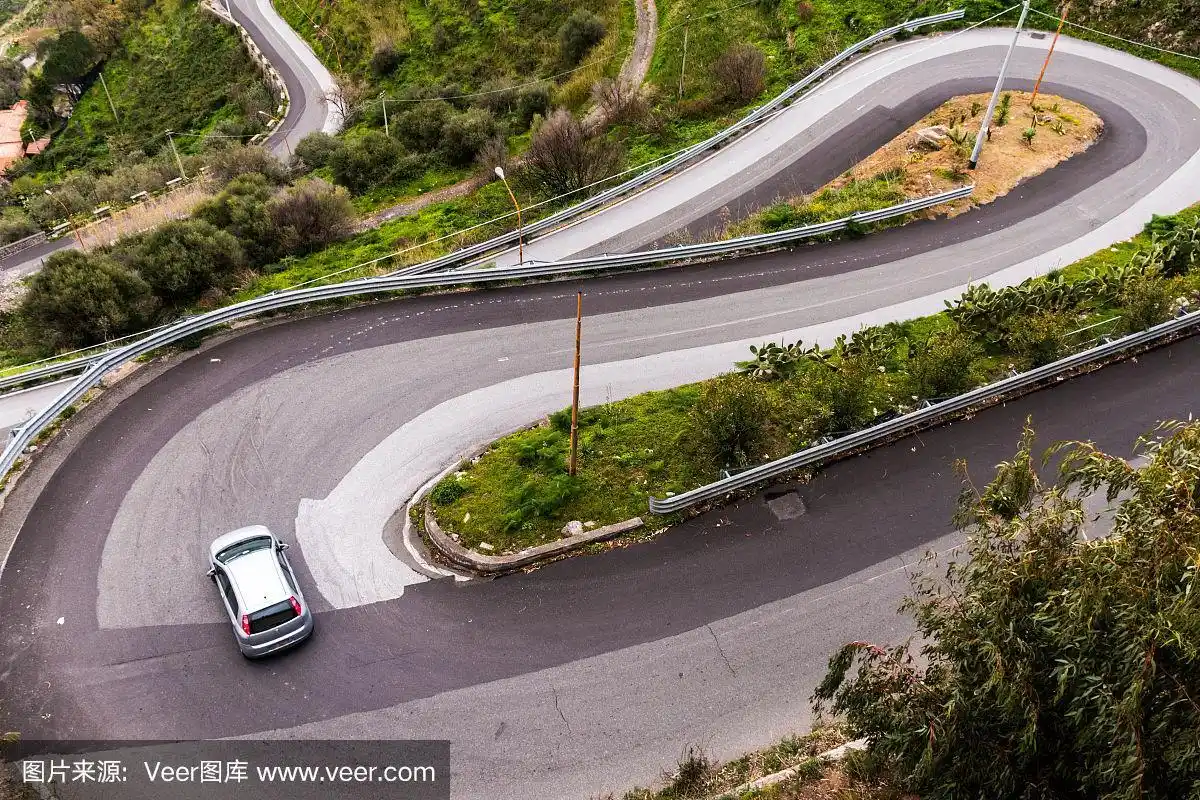 一辆汽车在意大利西西里岛萨沃卡附近蜿蜒的道路上急转弯