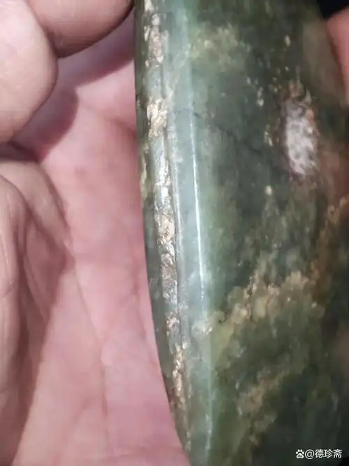 红山文化玉质的斧头大多采用岫岩玉和地方玉材质加工制作,玉质相对的