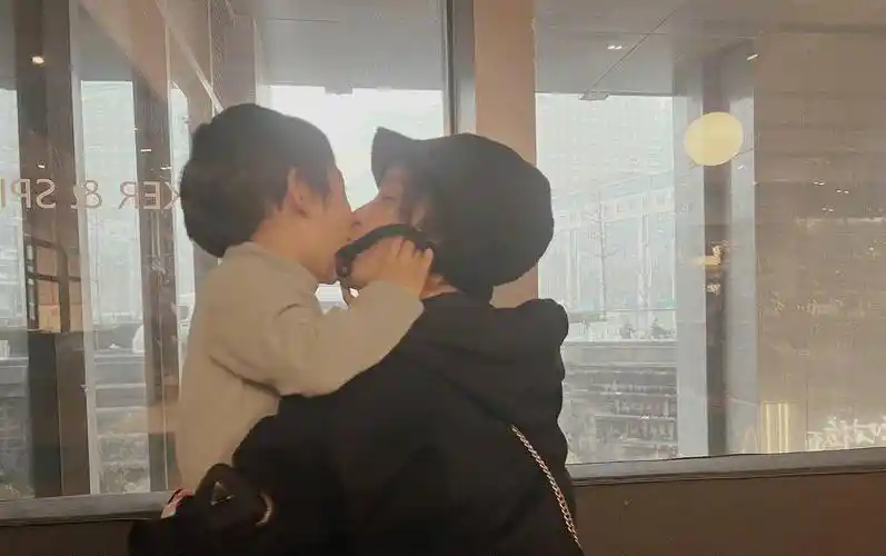 张歆艺陪孩子睡帐篷,两个大人蜷着腿睡在外面,小家伙