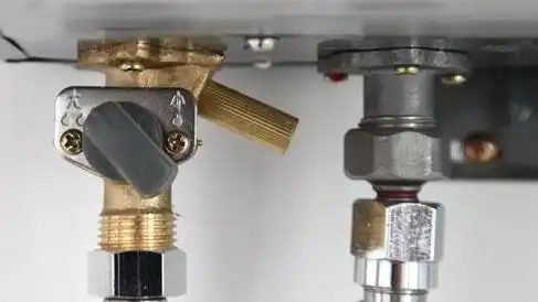 每次洗澡都很闷原来燃气热水器装错漏气漏水了