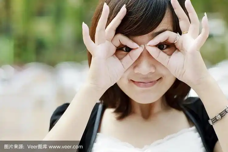 可爱的学生做鬼脸