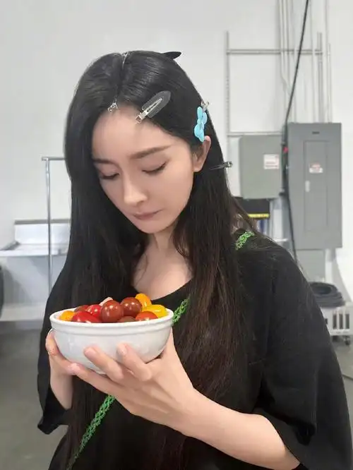 杨幂,真像个20岁的小女孩!张嘴,喂我!#杨幂