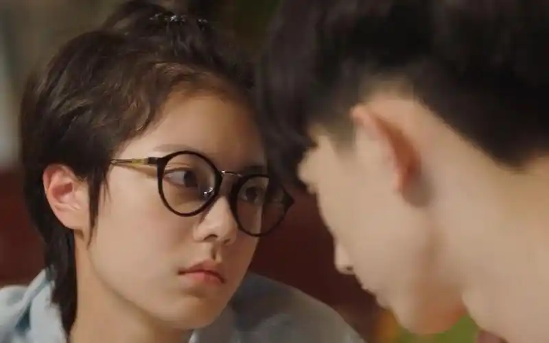 《少年派》钱三一忍不住偷亲妙妙,反被妙妙瞪大眼:你要对我负责_哔哩