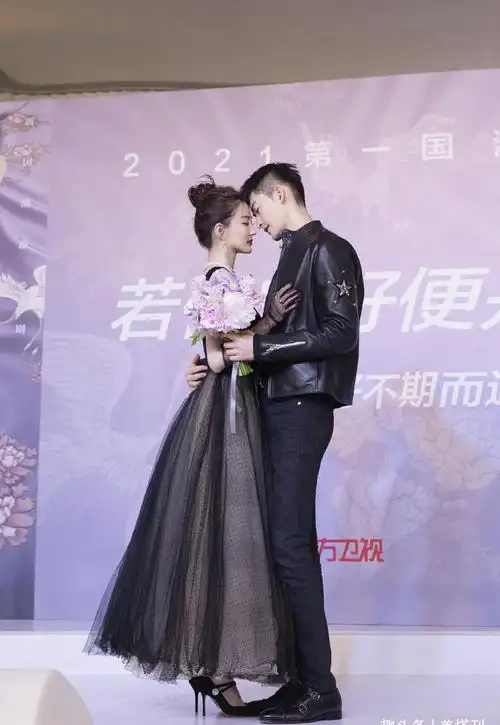 原创徐璐和张翰宣传新片甜蜜互动穿波点蓬蓬裙似小公主少女和大叔