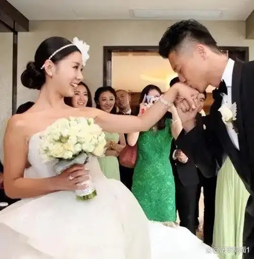 婚后王雷则在外继续拼搏事业,而李小萌渐渐地回归家庭.