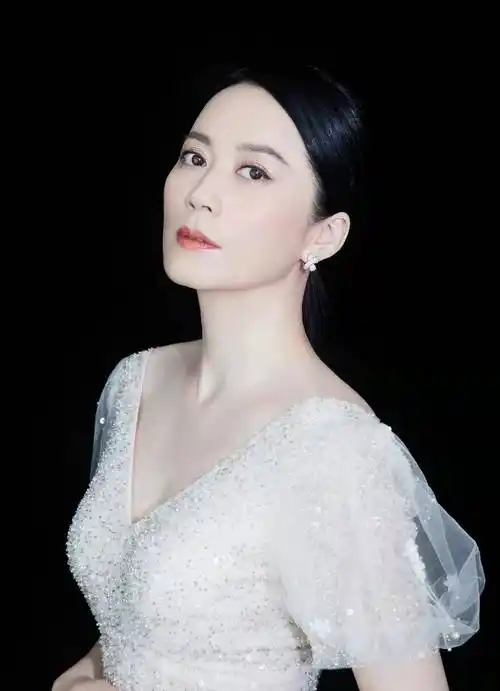 五十岁俞飞鸿活动生图曝光,身穿v领修身鱼尾裙,皮肤和身材比很多女