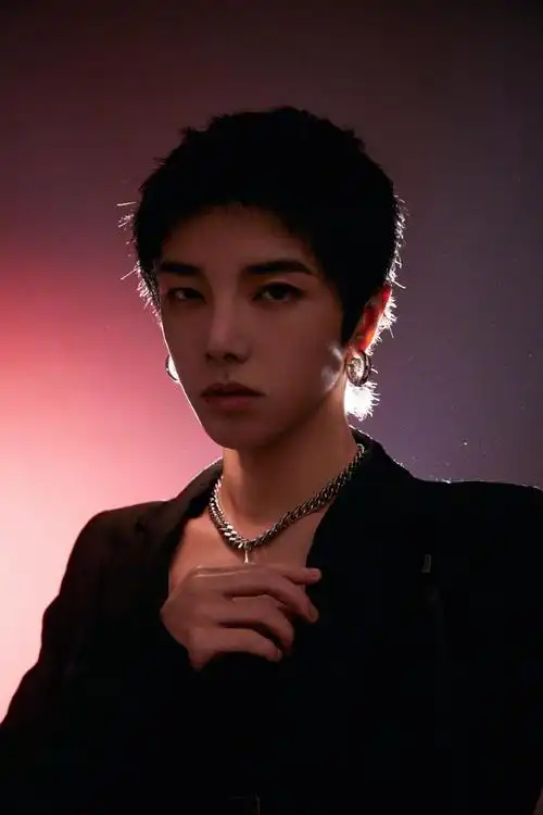 华晨宇帅气西装光影写真大片