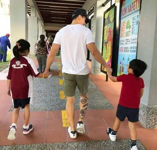 从照片中可以看到neinei长得很快,身高已到吴尊身材口,而且有些肤色有