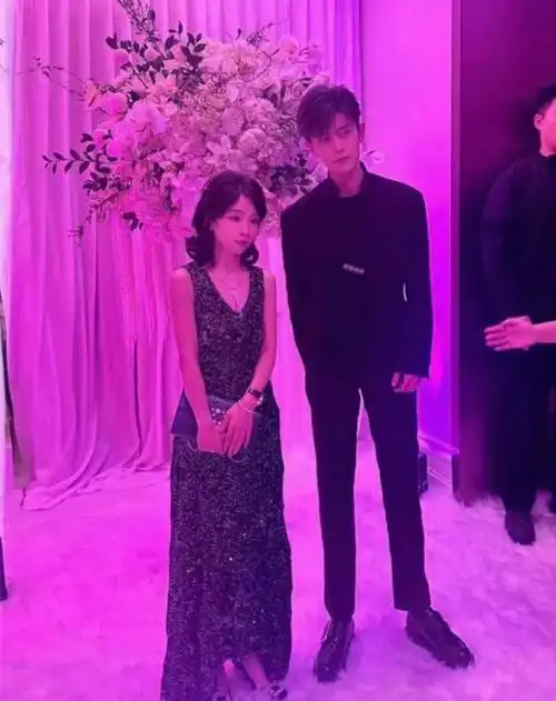 任嘉伦,张凌赫,陈慧琳,何超莲rv晚宴合照 67 br>代言人任嘉伦好帅