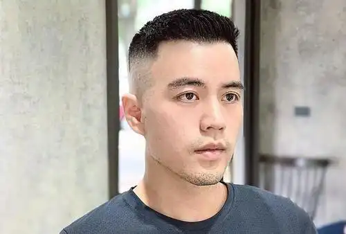 背头发型也可以很短,把两边铲得干干净净不留一点头发,头顶的头发也剪