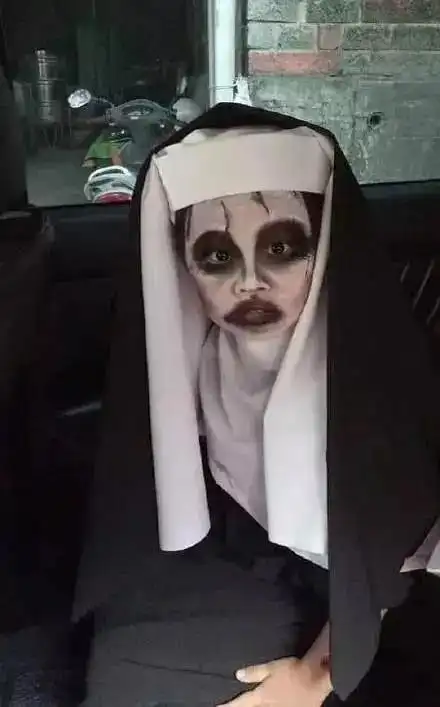 虽然都是画着黑眼圈,但是这个小姑娘的僵尸造型还是很可爱的.