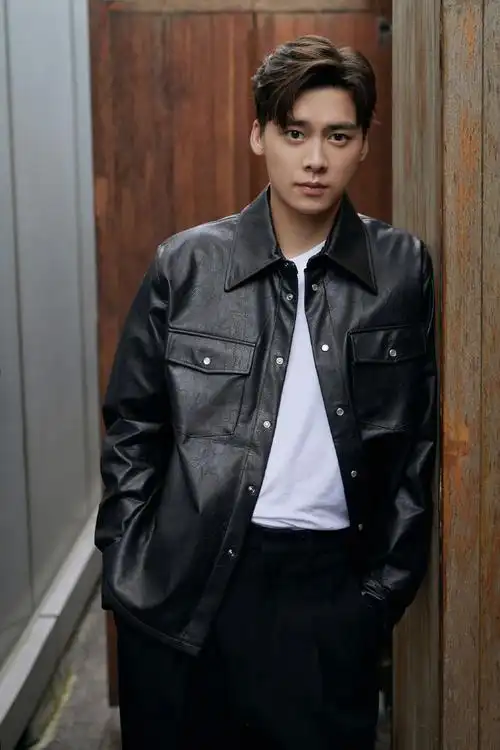 李易峰黑色皮衣慵懒帅气写真