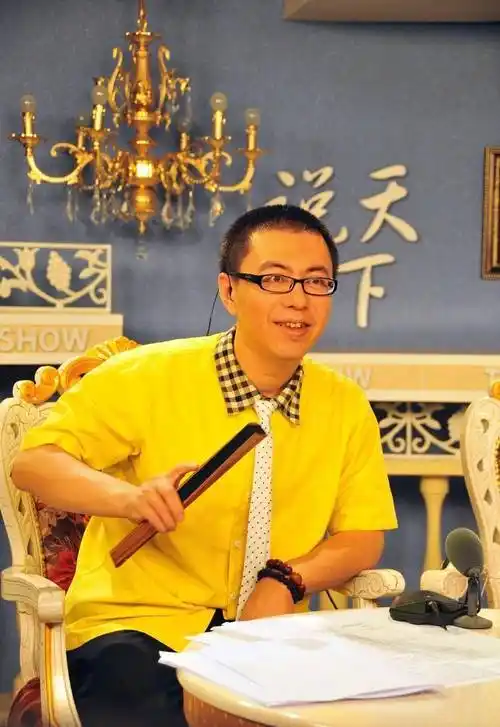 辽宁家喻户晓的男主持,老杨,他的脱口秀新闻,堪称当年天花板_节目