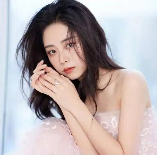 本来脸就是圆嘟嘟的谭松韵整体看起来居然还有点可爱的气质