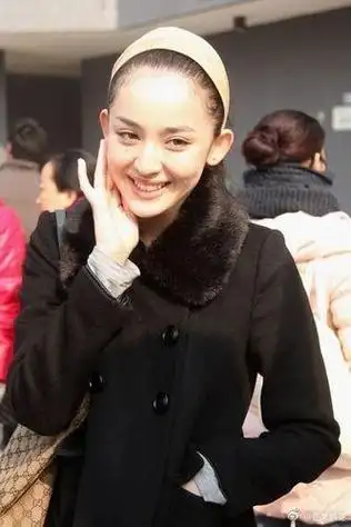 古力娜扎素颜艺考照,简单的发箍扎个马尾,美人痣长得恰到好处!