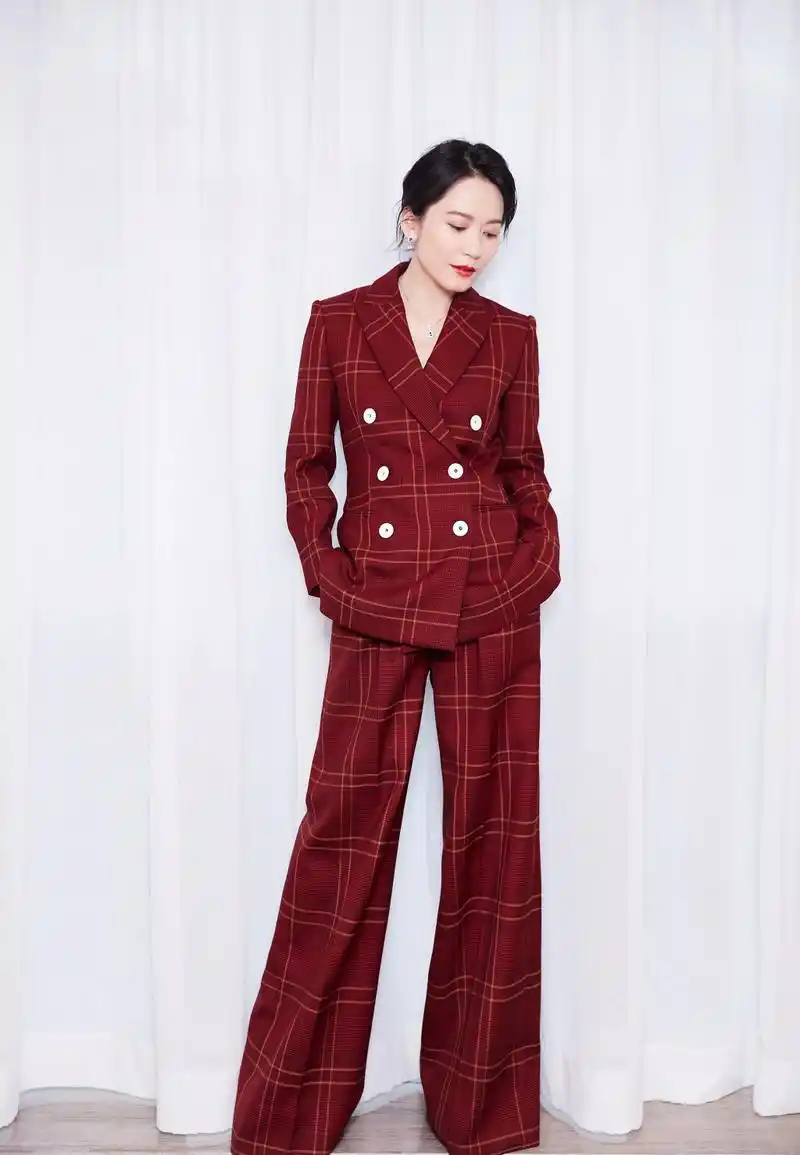 原创67俞飞鸿终于不低调红色西装美到骨子里48岁穿的有品位