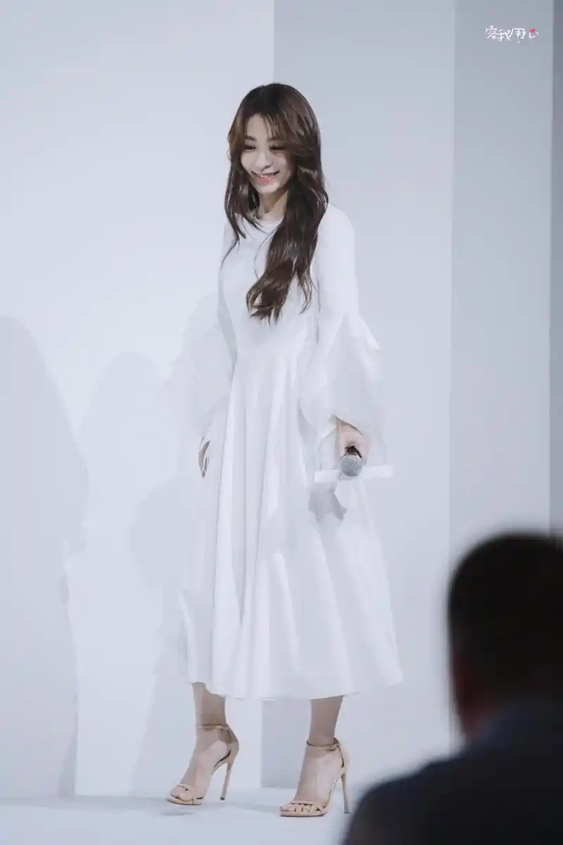 田馥甄身材比例真好,这么显胖的白裙,她穿上就很有"曲线美"