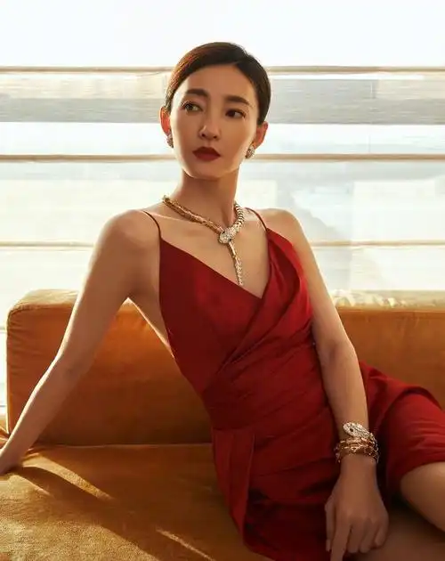 被王丽坤红裙造型惊艳了开叉设计展现美腿气质拿捏的死死的